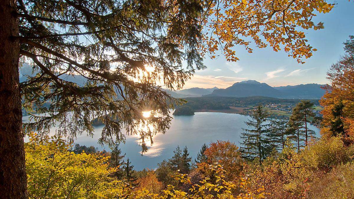 So herbstlich präsentiert sich der Faaker See