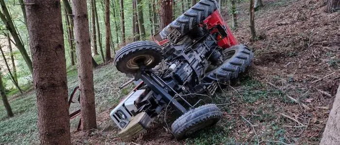 Der Traktor kippte in einem Waldstück im Ortsteil Tagensdorf um