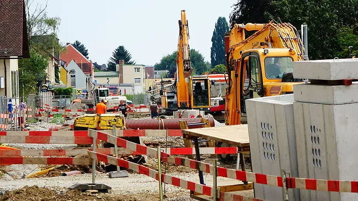 Reger Betrieb herrscht bei der Ortsdurchfahrts-Baustelle in Weiz