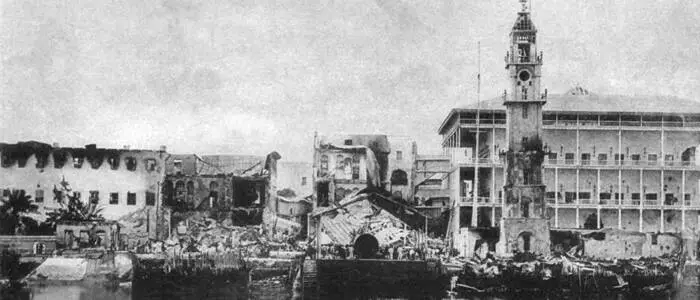 Der Sultanspalast nach dem Bombardement vom 27. August 1896, das den Anglo-Sansibar-Krieg von 1896 beendete. Der Anglo-Sansibar-Krieg wurde am 27. August 1896 zwischen dem Vereinigten Königreich und dem Sultanat Sansibar ausgetragen. Der Konflikt dauerte etwa 40 Minuten und gilt als der kürzeste Krieg der Geschichte