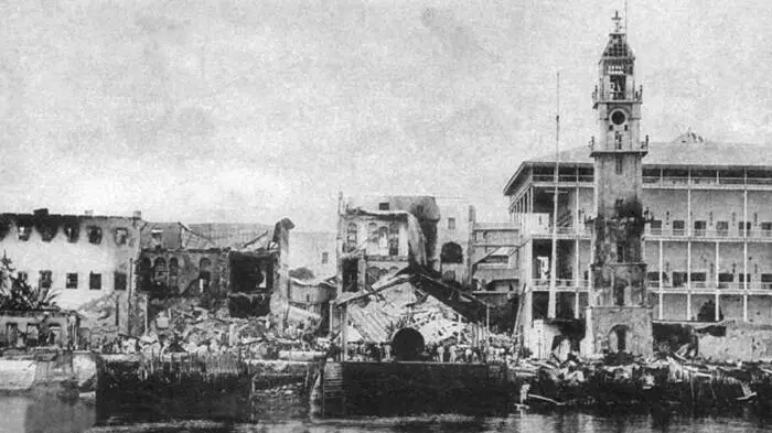 Der Sultanspalast nach dem Bombardement vom 27. August 1896, das den Anglo-Sansibar-Krieg von 1896 beendete. Der Anglo-Sansibar-Krieg wurde am 27. August 1896 zwischen dem Vereinigten Königreich und dem Sultanat Sansibar ausgetragen. Der Konflikt dauerte etwa 40 Minuten und gilt als der kürzeste Krieg der Geschichte