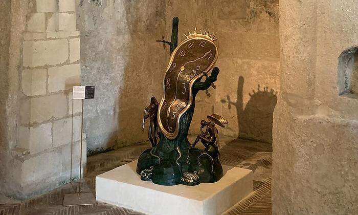 Dalí-Skulpturen auf Plätzen und in Höhlen in Europas Kulturhauptstadt Matera