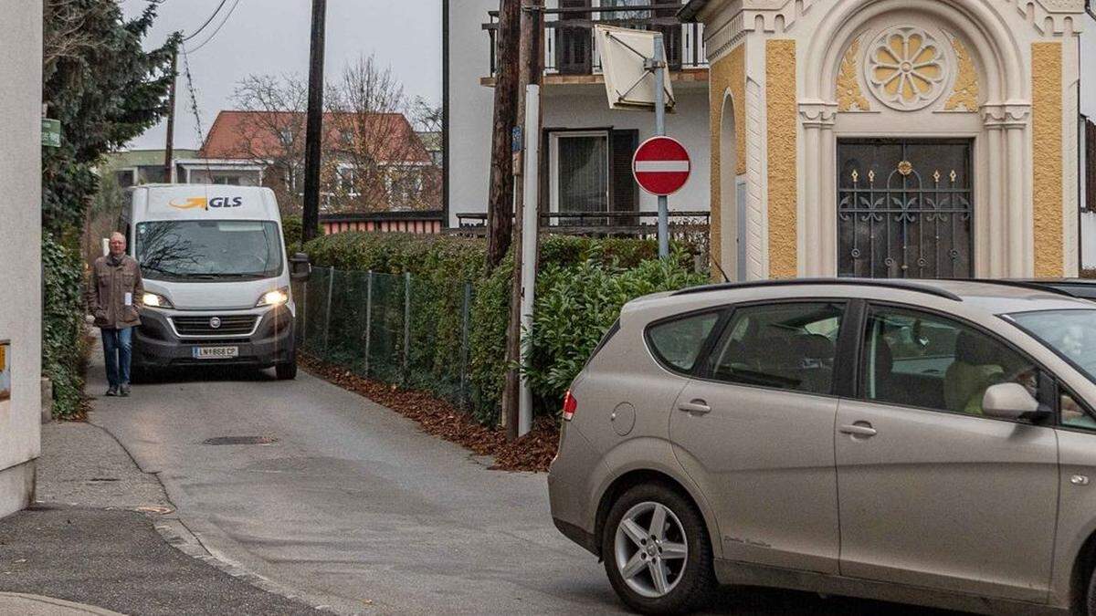 Kein Gehsteig, kein Platz für Fußgänger, aber immer mehr Schleichverkehr: Der Ernst-Moser-Weg am Ruckerlberg