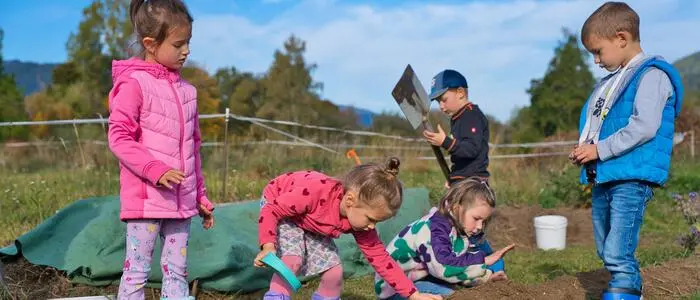 Ganz ohne künstliche Hochbeete oder Folien wird am Gartenareal gearbeitet, das aus einer Gemeindewiese entstanden ist und in Gehweite zu Kindergärten und Volksschule liegt