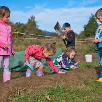 Ganz ohne künstliche Hochbeete oder Folien wird am Gartenareal gearbeitet, das aus einer Gemeindewiese entstanden ist und in Gehweite zu Kindergärten und Volksschule liegt
