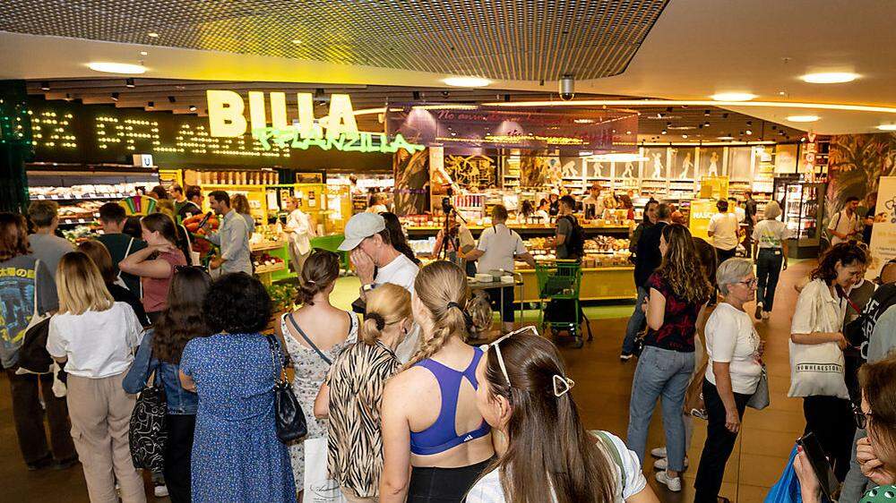 Der Andrang war groß, als Donnerstagfrüh der erste vegane Supermarkt von Billa eröffnete.