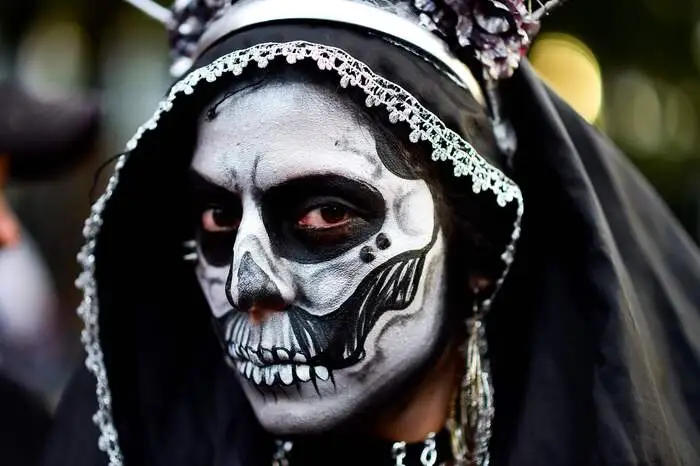 Die "La Catrina"-Parade findet jedes Jahr Ende Oktober bzw. Anfang November im Vorfeld des "Dia de los Muertos" - des "Tages der Toten" - statt.