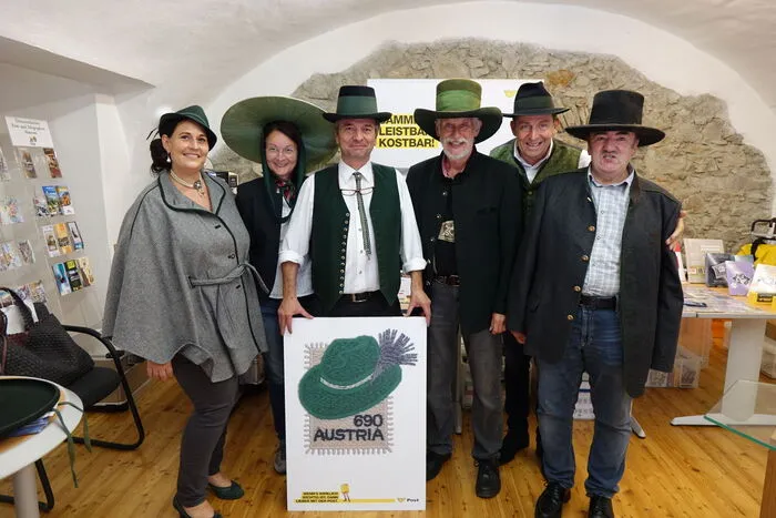 Bereits am Samstagvormittag wurde im Österreichischen Post- und Telegraphenmuseum im Kammerhof eine neue Sonderbriefmarke "Der Steirerhut" präsentiert. Es gibt übrigens auch eine Sondermarke zum Stadtjubiläum.