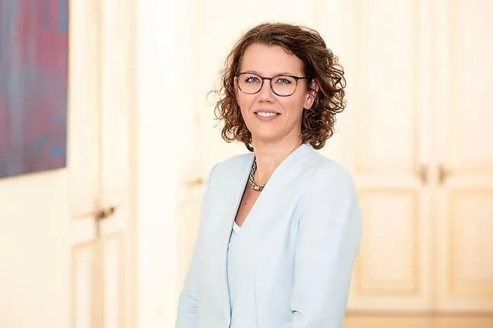 Bildungsministerin: Die Wirtschaftswissenschafterin ist derzeit Chefin der Präsidialsektion des Ressorts. Laut dem Standard soll Iris Rauskala nun Bildungsministerin werden. Die 41-Jährige arbeitet seit 2007 im Wissenschaftsministerium und war dort Mitarbeiterin von drei ÖVP-Ministern.  Reinhold Mitterlehner (ÖVP) ernannte sie schließlich zur Sektionschefin.