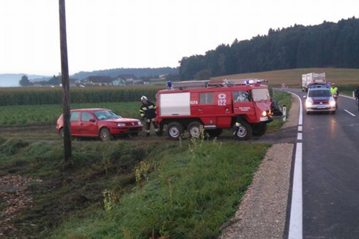 Die Feuerwehr Berndorf barg das Unfallfahrzeug. Links vorne der Strommasten, den der Pkw haarscharf verfehlt hatte