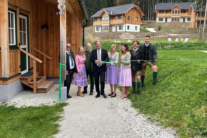 Anschließend wurde noch das Band durchschnitten: Bezirkshauptmann Christian Sulzbacher, Projektentwickler Marion und Hans Steinbichler, Landeshauptmann Christopher Drexler (ÖVP), Gastgeberin Julia Köberl, Geschäftsführerin Veronika Messenlehner, Bürgermeister Franz Steinegger (ÖVP) und Gastgeber Jakob Zand (v.l.n.r.)