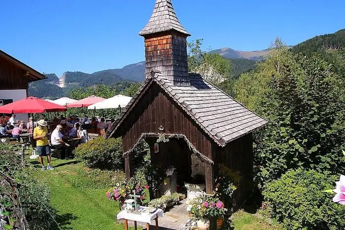 Die heilige Messe, in deren Rahmen die Segnung stattfand, wurde von Pfarrer Winfried Lembacher zelebriert, musikalisch umrahmt von Ernstl und seinen Musikanten. Heuer waren besonders viele Besucher von außerhalb der Pfarre Kainach nach Gallmannsegg gekommen, auch Kainachs Bürgermeister Bernd Gratzer ließ sich diese naturverbundene Feier nicht entgehen. 