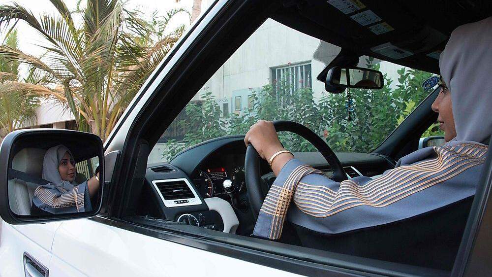 Ab Juni dürfen Frauen in Saudi-Arabien in Autos am Steuer sitzen