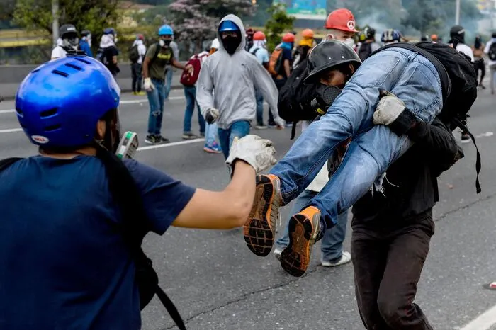 Im Zuge der Proteste in Venezuela sind unterdessen nach Angaben einer Nichtregierungsorganisation zahlreiche Zivilisten vor Militärgerichte gestellt worden.