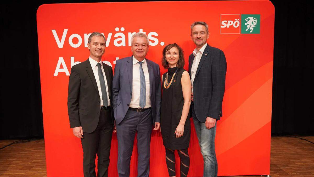 SPÖ-Delegiertenversammlung für die Landtagswahl im Wahlkreis 2: Die Spitzenkandidaten Wolfgang Dolesch (l.), Christina Winter da Silva und Martin Weber (r.) mit Landeshauptmannstellvertreter Anton Lang