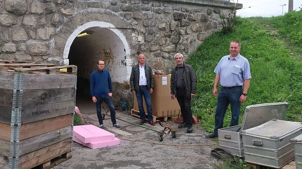 Perteneder, Fuchs, Vogl und Richter vor dem Tunnel 