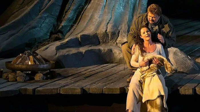 Michaela Kaune als 'Sieglinde' und Peter Seiffert als 'Siegmund' während einer Fotoprobe von Wagners 'Die Walküre' im Rahmen der Salzburger Osterfestspiele
