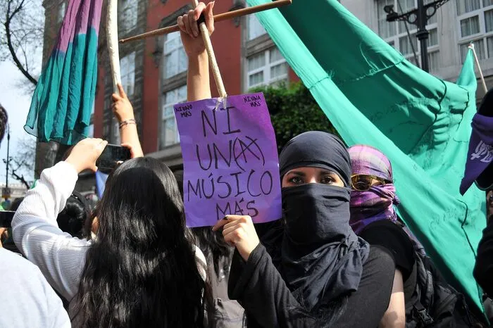 Klicken Sie sich durch die Bilder der Proteste oder lesen Sie mehr hier!