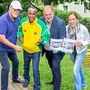 Organisator Helmut Paul, Sieger des Vorjahres Halbmarathon Kidus Gebremeskel aus Äthiopien, Bürgermeister Martin Treffner und Julia Buttazoni, Marketingabteilung Stadtgemeinde Feldkirchen (von links)