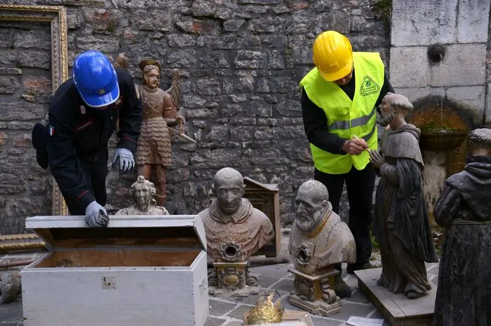 In den Ruinen der Kirche von Visso versuchen rund 40 Menschen - Freiwillige, Kunstexperten, Vertreter des Kulturministeriums, Feuerwehrleute, Zivilschützer, Mitglieder der Kunstpolizei - an einem kalten Frühlingstag mit Handschuhen und Helmen vorsichtig zu retten, was von den Kunstschätzen noch übrig ist. Sorgfältig und methodisch sammeln und kartieren sie Fragmente, beschädigte Kruzifixe oder zerbrochene Leuchter.