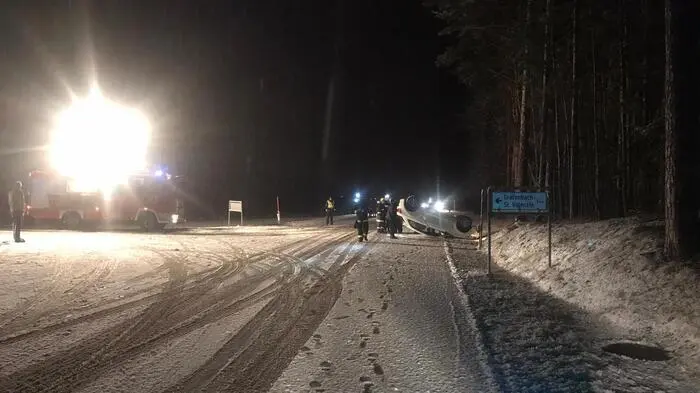 Auf der teilweise schneeglatten Fahrbahn kam am Mittwochnacht in St. Valentin ein Pkw von der Fahrbahn ab, überschlug sich und blieb auf dem Dach liegen.