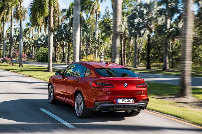 Dem agileren Bruder des X3 haben die Bayern das „M Sportfahrwerk“ und die variable Sportlenkung serienmäßig mit auf den Weg gegeben. Optional werden die „M Sportbremsanlage“ und das adaptive Fahrwerk mit elektronisch geregelten Dämpfern angeboten. Die „M Performance“-Modelle verfügen serienmäßig über 20-Zoll-Leichtmetallräder und ein Sportdifferenzial.