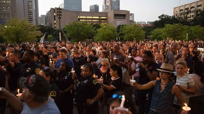 Die Trauernden hielten während der Mahnwache "Dallas Strong" vor dem Rathaus in Dallas Kerzen in den Händen und gedenkten so den Opfern des Attentats.