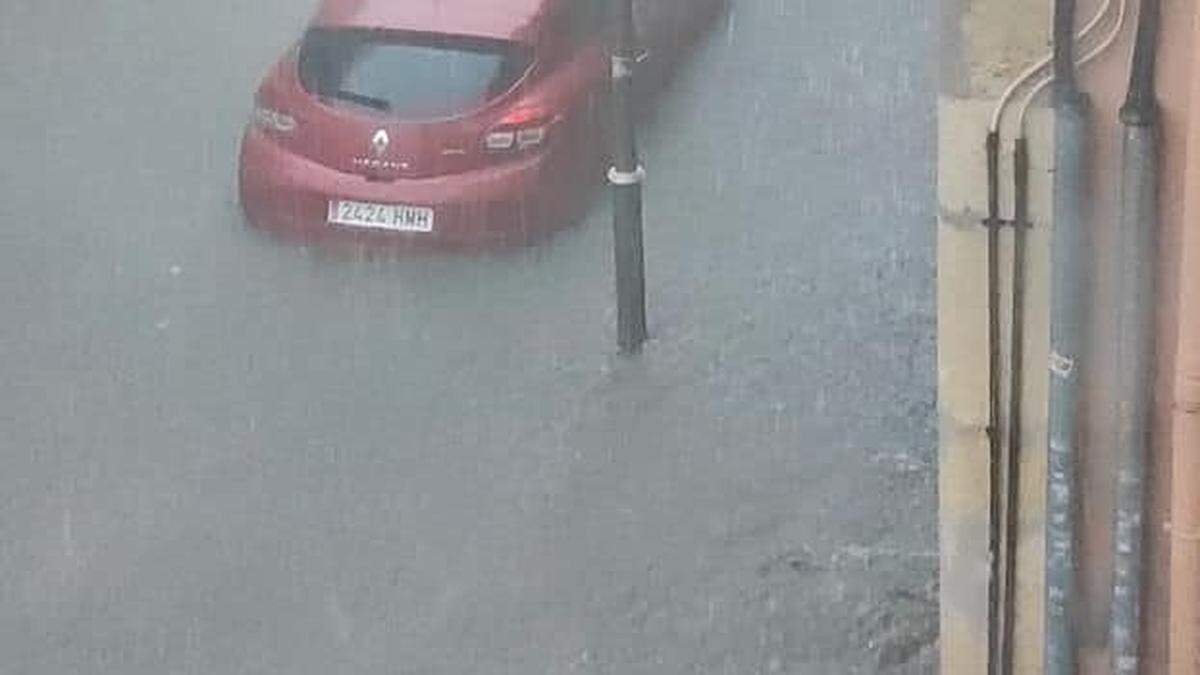 Autos und Menschen verschwinden beinahe in den Wassermassen 