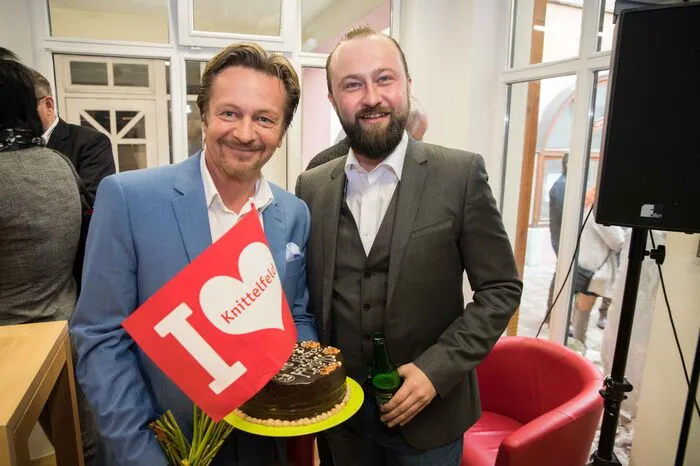 Der Knittelfelder Bürgermeister Gerald Schmid stellte sich mit einer Torte ein