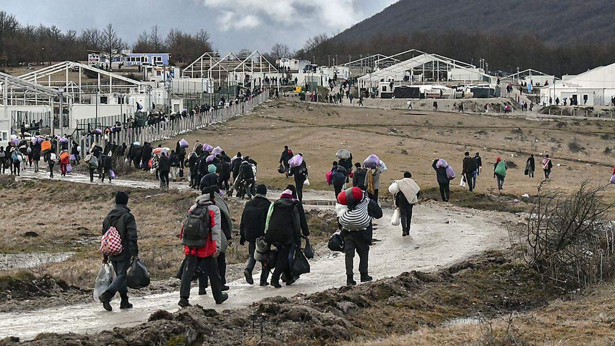 Migranten kehren ins Lager zurück