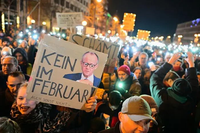 ABD0197_20250202 - BERLIN - DEUTSCHLAND: 02.02.2025, Berlin: Teilnehmer halten während einer Demonstration unter dem Motto «Aufstand der Anständigen - Demo für die Brandmauer» auf der Straße vor der CDU-Parteizentrale Lichter hoch. Der Bundestag hatte am Mittwoch mit Unterstützung der AfD einem Antrag der Union zugestimmt, der Zurückweisungen von Asylsuchenden an den deutschen Grenzen vorsieht. Foto: Sebastian Christoph Gollnow/dpa +++ dpa-Bildfunk +++. - FOTO: APA/dpa/Sebastian Gollnow