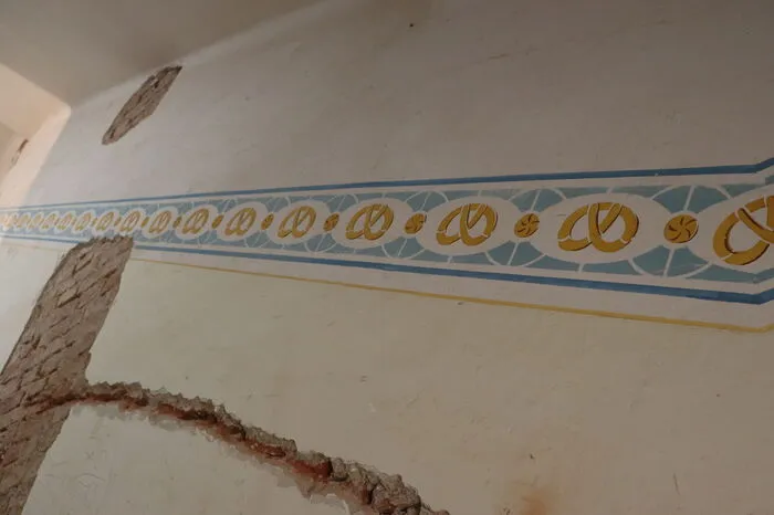 Einer der Wände im früheren Hause Eitljörg-Scholz, verziert mit Brezen und Gebäck.