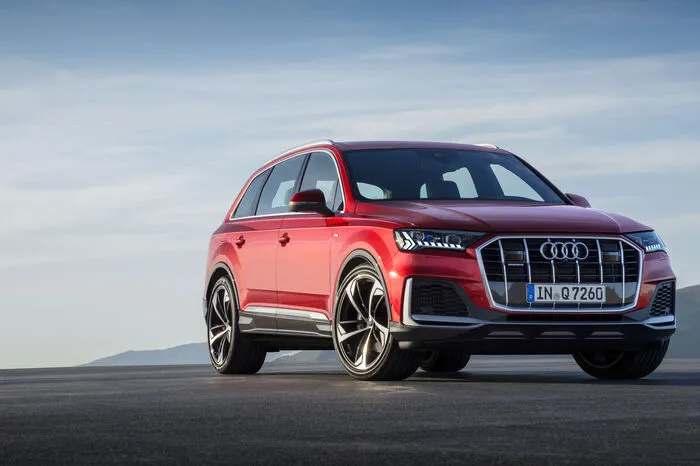 Alle Motoren im Q7 sind an eine Achtstufen-Automatik und Allradantrieb gekoppelt. In der Ziehung sind zwei Dieselaggregate zur Wahl, kurz nach dem Marktstart im September folgen ein Benziner – jeweils mit Mild-Hybrid-System – und ein Plug-in-Hybrid.