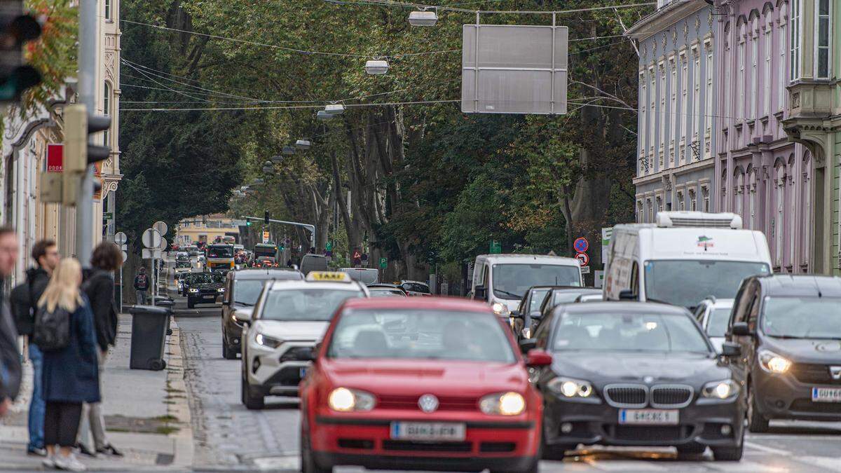 Auch die Verkehrslawine leistet einen massiven Beitrag bei Energieverbrauch und Emissionen