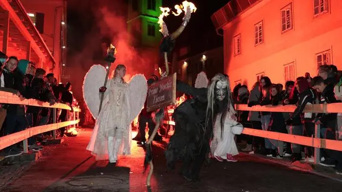 Am Samstagabend zogen mehr als 400 Perchten aus ganz Österreich durch die Gassen von Riegersburg. Organisiert wurde der Lauf von den "Lembacher Eisteifln".