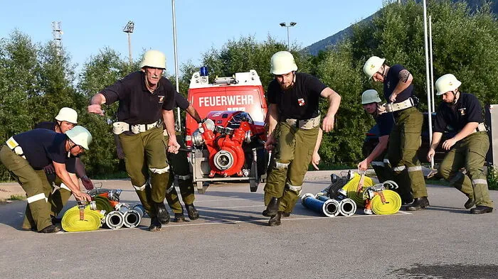 Die Feuerwehren aus dem ganzen Land nutzen bereits die Gelegenheit, am Bewerbsplatz in Spittal zu trainieren. Im Bild die Feuerwehr Vassach, die beim Mannschaftsbewerb antritt