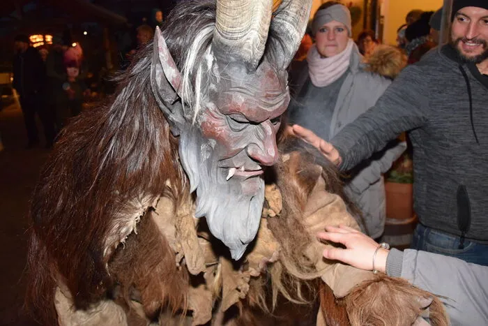 In der Eisstockhalle wurde auf die Krampusse und den Nikolaus gewartet, der dann auch für jedes Kind ein kleines Geschenk mit hatte.
