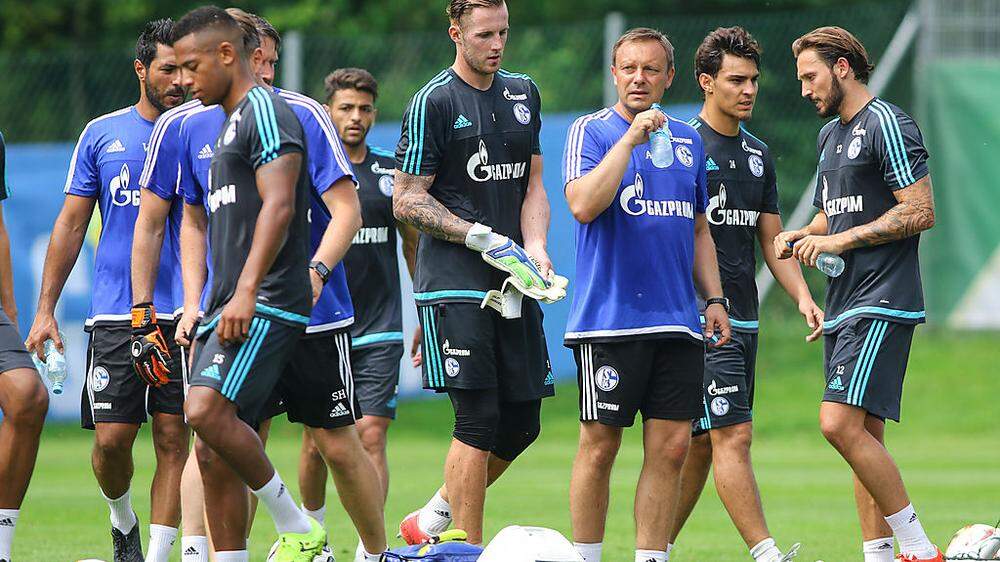 Derzeit schwitzen die Stars von Schalke im Trainingslager in Velden