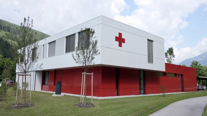 Auf 825m² wurde auf der Riesertratte ein zweigeschoßiges, unterkellertes Hauptgebäude mit Büro, Schulungs- und Aufenthaltsraum sowie Schlaf- und Sanitärräumen für den Rettungsdienst errichtet. 
