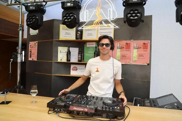 Seinen ersten Auftritt als DJ feierte unter dem Namen DJ Rebzikade Fabian Aichelsreiter