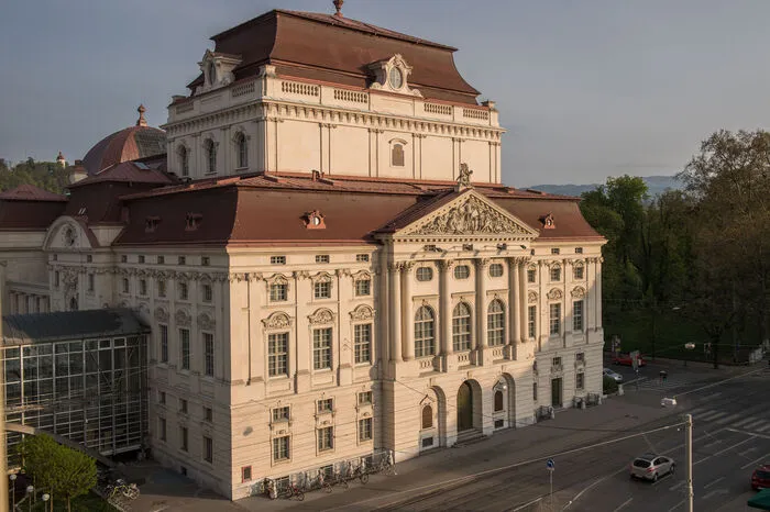 Grazer Opernhaus bezieht sich in seiner Formensprache auf Fischer von Erlach