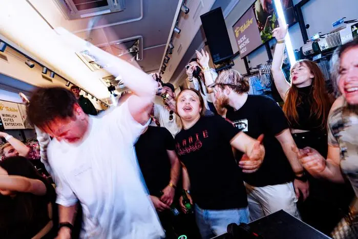 ... denn die Grazer Innenstadt-Filiale verwandelte sich kurzzeitig in einen Techno-Club ...