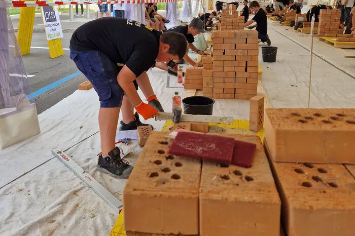 61 Ziegel warten auf ihre Verarbeitung