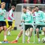 ABD0055_20240530 - WINDISCHGARSTEN - ÖSTERREICH: vlnr.: Leopold Querfeld, Marko Arnautovic und Florian Grillitsch am Donnerstag, 30. Mai 2024, im Rahmen eines öffentlichen Trainings des ÖFB-Nationalteams in Windischgarsten. - FOTO: APA/GEORG HOCHMUTH