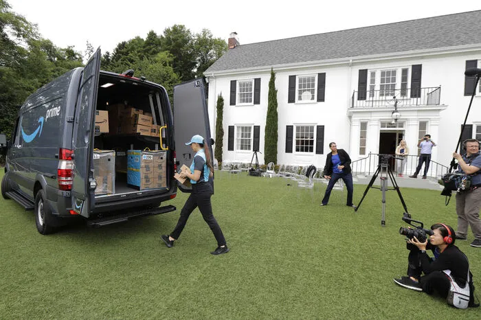 Mit der Zeit will Amazon so nach eigenen Angaben "hunderte" kleine Lieferfirmen gewinnen. Der Konzern argumentiert derzeit, die wachsende Zahl der Paketzustellungen zwinge ihn zum Aufbau des eigenen Lieferdienstes, da die etablierten Zusteller FedEx, UPS und die US-Post mit dem steigenden Aufkommen nicht mehr Schritt halten könnten.