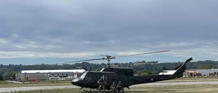 Grundwehrdiener, Berufs- und Milizsoldaten trainieren von Montag bis Freitag den Angriff eines fiktiven Gegners aus dem Osten, der auch den Flugplatz Fürstenfeld mit feindlichen Soldaten eingenommen hat