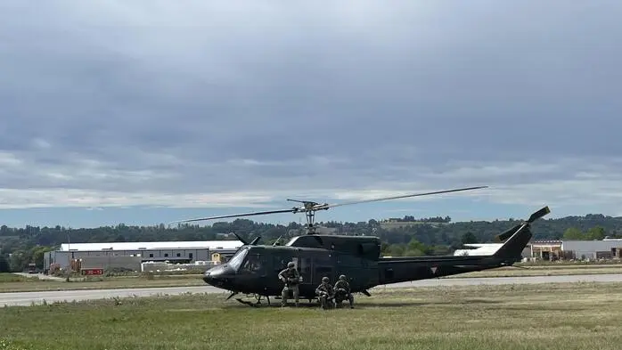 Grundwehrdiener, Berufs- und Milizsoldaten trainieren von Montag bis Freitag den Angriff eines fiktiven Gegners aus dem Osten, der auch den Flugplatz Fürstenfeld mit feindlichen Soldaten eingenommen hat