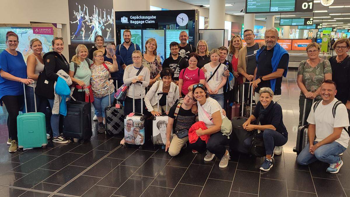 Die Leobener Benivas mit ihren Angehörigen und dem Team des Down Syndrom Zentrum &quot;Leben Lachen Lernen&quot; 