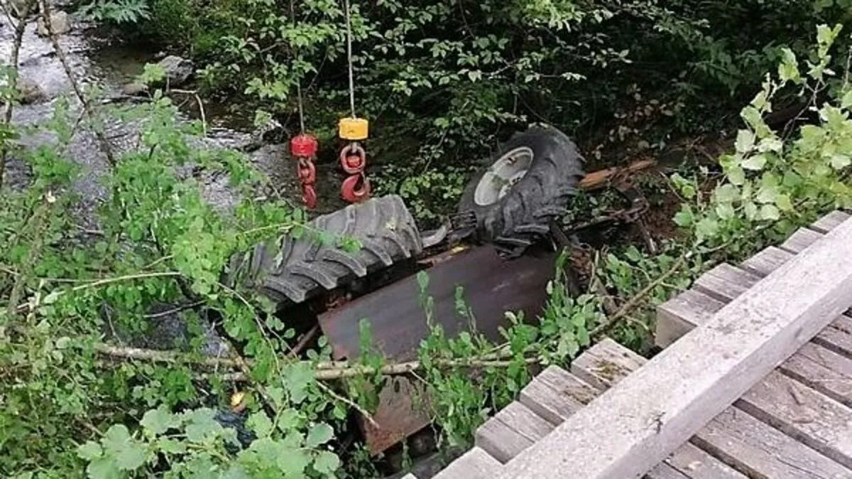 Der Traktor landete in einem Bachbett