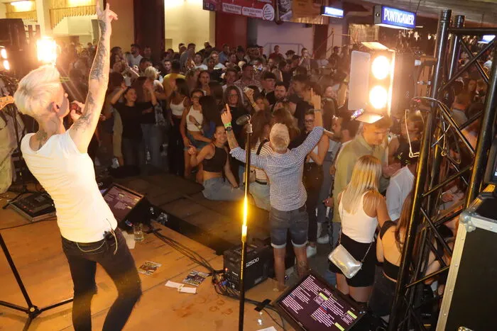 Die Unterkärntner Partyband "MeetU" sorgte im Festzelt vom Beginn an, mit bekannten Hits zum Mitsingen, für fröhliche Partystimmung.
